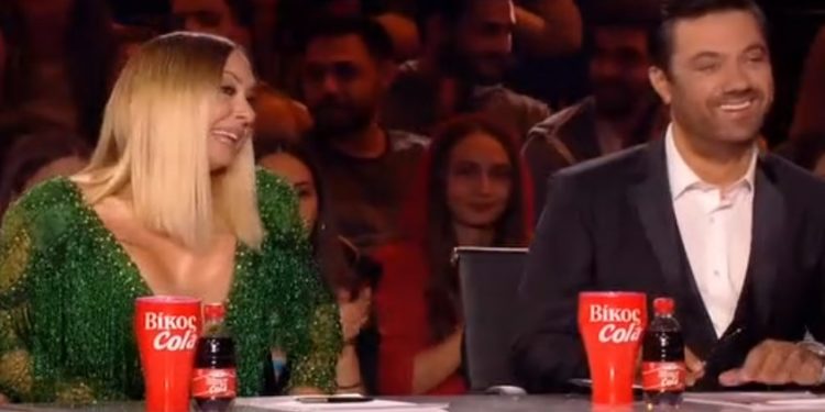 X-Factor: Η Μελίνα Ασλανίδου μας «πέταξε» τα μάτια έξω με το αβυσσαλέο ντεκολτέ της![video]