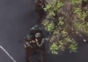 Σάλος με βίντεο που δείχνει αστυνομικούς να σνιφάρουν «κοκαΐνη» πριν επιτεθούν