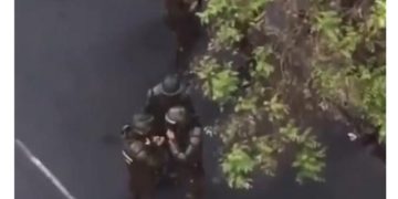 Alldaynews.gr Σάλος με βίντεο που δείχνει αστυνομικούς να σνιφάρουν «κοκαΐνη» πριν επιτεθούν