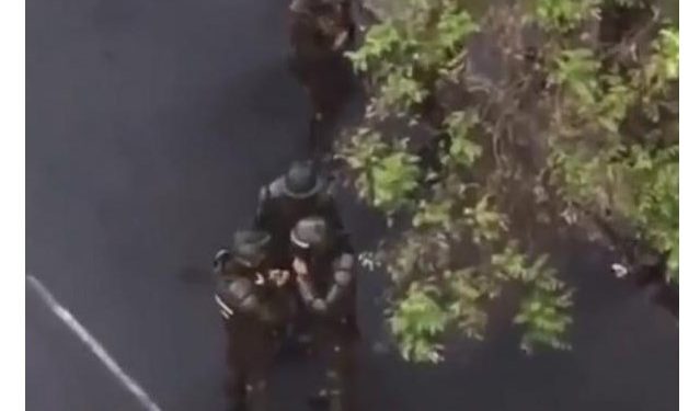 Alldaynews.gr Σάλος με βίντεο που δείχνει αστυνομικούς να σνιφάρουν «κοκαΐνη» πριν επιτεθούν