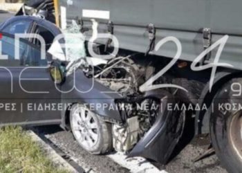 Εικόνες σοκ από τροχαίο στις Σέρρες: Αυτοκίνητο σφηνώθηκε κάτω από νταλίκα – Νεκρός ο οδηγός