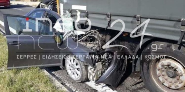 Εικόνες σοκ από τροχαίο στις Σέρρες: Αυτοκίνητο σφηνώθηκε κάτω από νταλίκα – Νεκρός ο οδηγός
