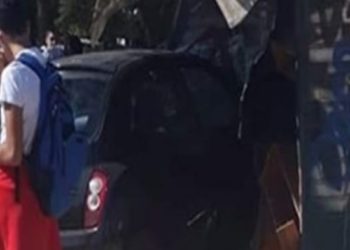 Αυτοκίνητο «καρφώθηκε» πάνω σε περίπτερο στην Βούλα!
