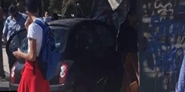 Αυτοκίνητο «καρφώθηκε» πάνω σε περίπτερο στην Βούλα!