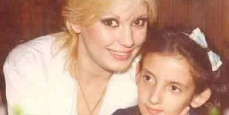 Alldaynews.gr Μπορείτε να μαντέψετε ποιο είναι το κοριτσάκι στη φωτογραφία με την Καίτη Φίνου;