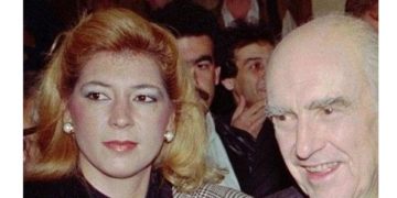 «Ανοίξτε να το δείτε»: Τι είχε μέσα το καφέ τσαντάκι που δεν αποχωριζόταν ποτέ ο Ανδρέας Παπανδρέου[photo]