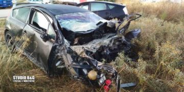 Σοκαριστικές Εικόνες: Τροχαίο με δύο νεκρούς – Εκσφενδονίστηκε η μηχανή του οχήματος