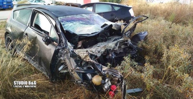 Σοκαριστικές Εικόνες: Τροχαίο με δύο νεκρούς – Εκσφενδονίστηκε η μηχανή του οχήματος