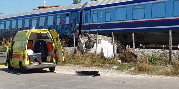 Πριν Λίγο: Σύγκρουση τρένου με αυτοκίνητο – Πληροφορίες για έναν νεκρό[Σκληρές Εικόνες]