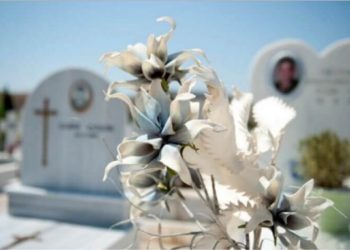 Σαν Αρχαία Τραγωδία: Μετά την κόρη, κηδεύει και τον 21χρονο εγγονό της