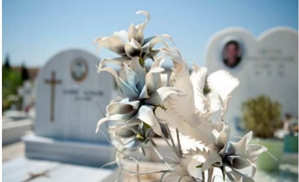 Alldaynews.gr Σαν Αρχαία Τραγωδία: Μετά την κόρη, κηδεύει και τον 21χρονο εγγονό της