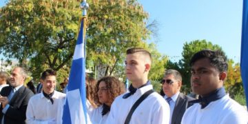 Alldaynews.gr Παραστάτης στην παρέλαση στο Ελληνικό 17χρονος αριστούχος από το Μπαγκλαντές που φιλοξενείται στην «ΑΠΟΣΤΟΛΗ»