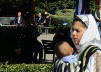 Τρίκαλα: Μανούλα παρέλασε με το μωράκι της αγκαλιά