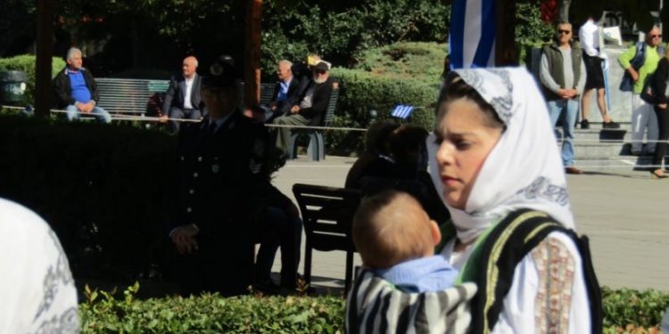 Alldaynews.gr Τρίκαλα: Μανούλα παρέλασε με το μωράκι της αγκαλιά