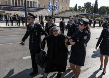 Χαμός με την Ελένη Λουκά: Έκανε «ντου» στην παρέλαση[photos]