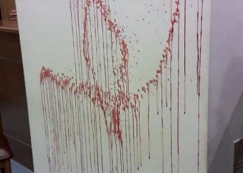 Σοκ στην Αιτωλοακαρνανία: Πρώην Δήμαρχος έκανε φλεβοκέντηση και γέμισε με αίματα τοίχους του Δημοτικού Συμβουλίου