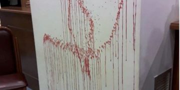 Alldaynews.gr Σοκ στην Αιτωλοακαρνανία: Πρώην Δήμαρχος έκανε φλεβοκέντηση και γέμισε με αίματα τοίχους του Δημοτικού Συμβουλίου
