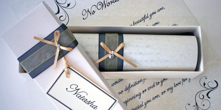 Έλαβε κάρτα επετείου από τον σύζυγό της που είχε πεθάνει: Την έστειλε ο γιος της για να μην στεναχωριέται