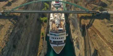 Alldaynews.gr Εντυπωσιακό: Κρουαζιερόπλοιο σχεδόν 200 μέτρων περνά από τη Διώρυγα της Κορίνθου (Photos)