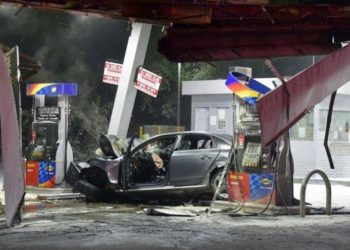 VIDEO: ΙΧ “καρφώθηκε” με μεγάλη ταχύτητα σε βενζινάδικο στην Καλαμαριά