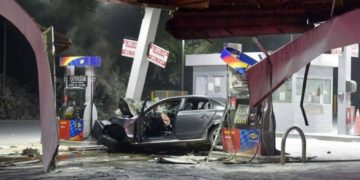 Alldaynews.gr VIDEO: ΙΧ “καρφώθηκε” με μεγάλη ταχύτητα σε βενζινάδικο στην Καλαμαριά