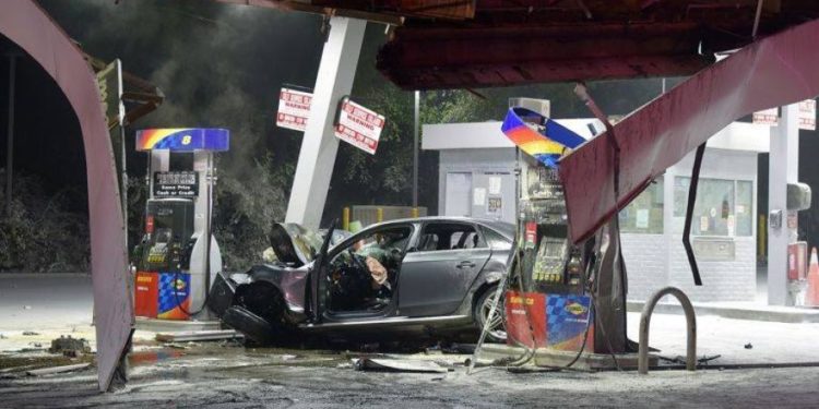 Alldaynews.gr VIDEO: ΙΧ “καρφώθηκε” με μεγάλη ταχύτητα σε βενζινάδικο στην Καλαμαριά