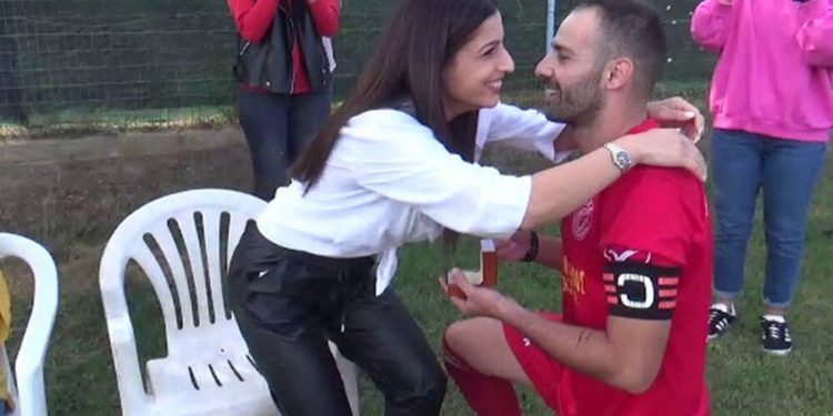 Alldaynews.gr Πιερία: Ποδοσφαιριστής έκανε πρόταση γάμου σε κόρη αντίπαλου παράγοντα (video)