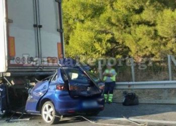 Οινόφυτα: Αυτοκίνητο «καρφώθηκε» σε νταλίκα – Νεκρός ο οδηγός
