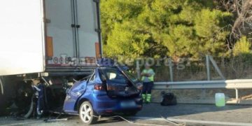 Οινόφυτα: Αυτοκίνητο «καρφώθηκε» σε νταλίκα – Νεκρός ο οδηγός