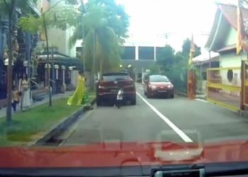 Αυτοκίνητο χτυπά παιδάκι και ο μικρός… δεν παθαίνει τίποτα! (Video, σκληρές εικόνες)