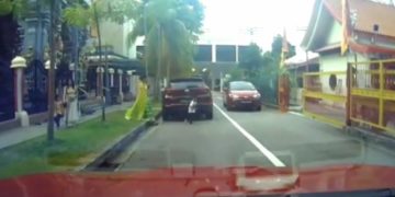 Alldaynews.gr Αυτοκίνητο χτυπά παιδάκι και ο μικρός… δεν παθαίνει τίποτα! (Video, σκληρές εικόνες)