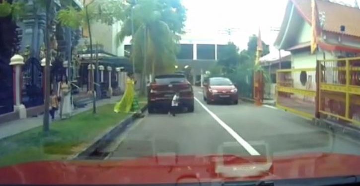 Alldaynews.gr Αυτοκίνητο χτυπά παιδάκι και ο μικρός… δεν παθαίνει τίποτα! (Video, σκληρές εικόνες)