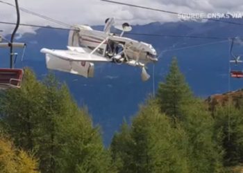Ιταλία: Απίστευτο ατύχημα με αεροπλάνο, που κρεμάστηκε σε καλώδια τελεφερίκ