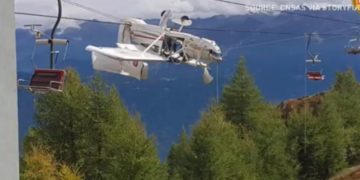 Alldaynews.gr Ιταλία: Απίστευτο ατύχημα με αεροπλάνο, που κρεμάστηκε σε καλώδια τελεφερίκ