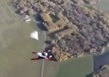 Δεν άνοιξε κανένα από τα δύο αλεξίπτωτά του σε βουτιά από 800 μέτρα ( Video)