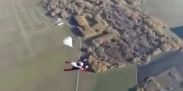 Alldaynews.gr Δεν άνοιξε κανένα από τα δύο αλεξίπτωτά του σε βουτιά από 800 μέτρα ( Video)