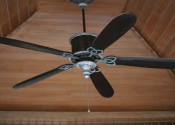 Έπαιζε με το μωρό του, το πέταξε στον αέρα και το παιδί σκοτώθηκε από τον ανεμιστήρα στο ταβάνι