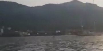 Κάτοικοι της Λέσβου πήραν με… τις πέτρες πλοίο ακτιβιστών!