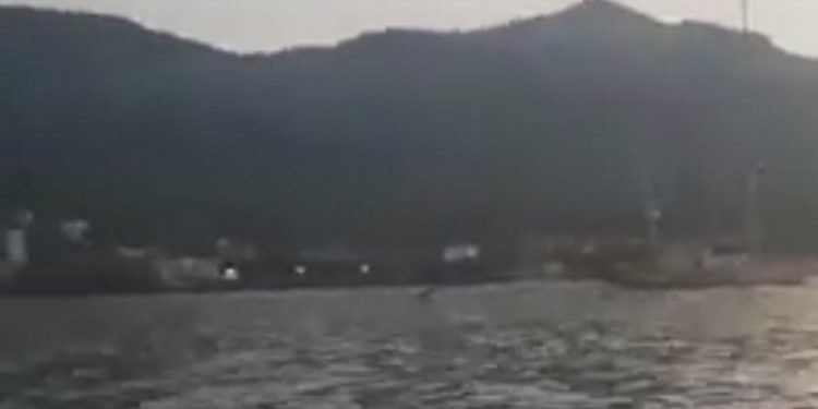 Κάτοικοι της Λέσβου πήραν με… τις πέτρες πλοίο ακτιβιστών!