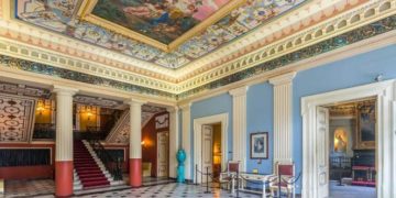 Απόλυτη εγκατάλειψη στο Αχίλλειο: Ραγισμένες κολόνες, πεσμένοι σοβάδες, μούχλα στους τοίχους (Photos)