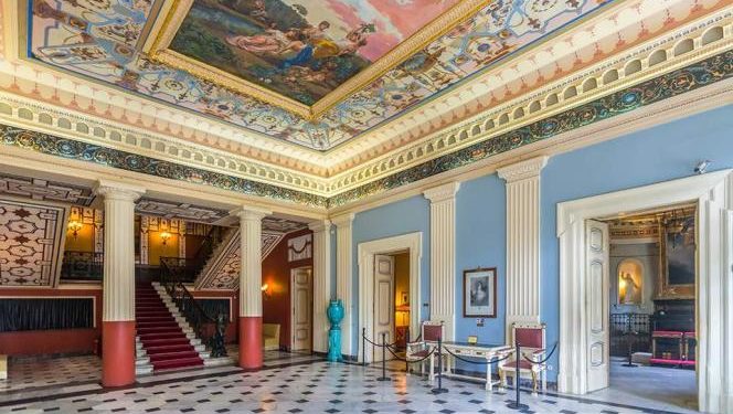 Απόλυτη εγκατάλειψη στο Αχίλλειο: Ραγισμένες κολόνες, πεσμένοι σοβάδες, μούχλα στους τοίχους (Photos)