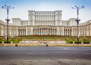 Ανατράπηκε η κυβέρνηση της Ρουμανίας