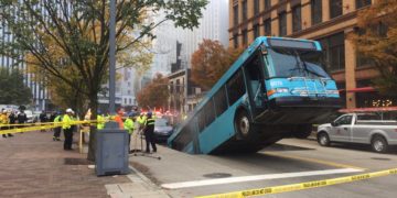 Άνοιξε η γη και… κατάπιε λεωφορείο [video]