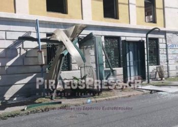 Πειραιάς: Φορτηγό έπεσε σε στάση λεωφορείου