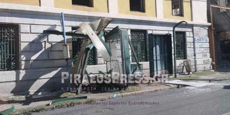 Alldaynews.gr Πειραιάς: Φορτηγό έπεσε σε στάση λεωφορείου