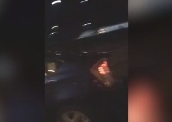 Οδηγός ξεκαρδίζεται στα γέλια ενώ αναπτύσσει ταχύτητα και τρακάρει το μπροστινό αυτοκίνητο (vid)