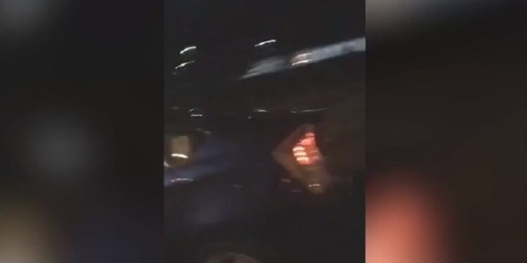 Οδηγός ξεκαρδίζεται στα γέλια ενώ αναπτύσσει ταχύτητα και τρακάρει το μπροστινό αυτοκίνητο (vid)