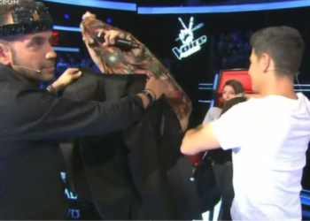 «Σεισμός» στο Voice: Διαγωνιζόμενος… γδύθηκε στη σκηνή (vid)