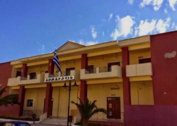 Πρώην δήμαρχος απείλησε να κόψει τις φλέβες του μέσα στο Δημοτικό Συμβούλιο- Πετάχτηκαν Σύμβουλοι προς το μέρος του