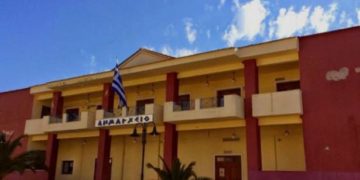 Πρώην δήμαρχος απείλησε να κόψει τις φλέβες του μέσα στο Δημοτικό Συμβούλιο- Πετάχτηκαν Σύμβουλοι προς το μέρος του